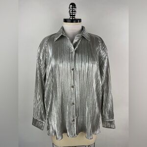 💚 2967. Metallic Silver Plisse Button Front